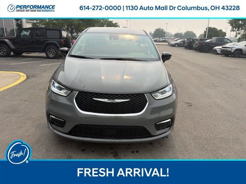 Used 2024 Chrysler Pacifica Limited FWD image 9