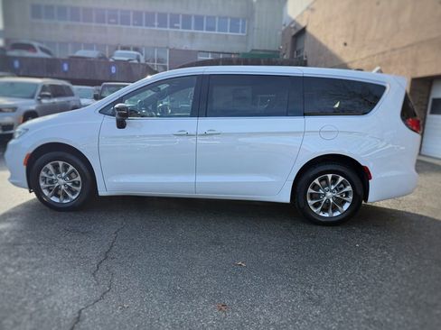 New 2026 Chrysler Pacifica Select image 14