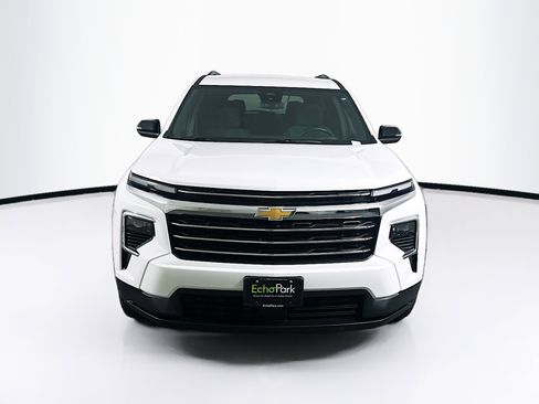 Used 2025 Chevrolet Traverse LT image 2