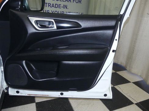 Used 2019 Nissan Pathfinder SV image 26