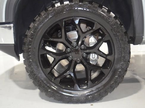 Used 2025 GMC Sierra 1500 SLT image 10