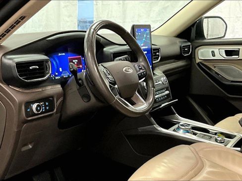 Certified 2020 Ford Explorer Platinum w/ Premium Technology Package image 12