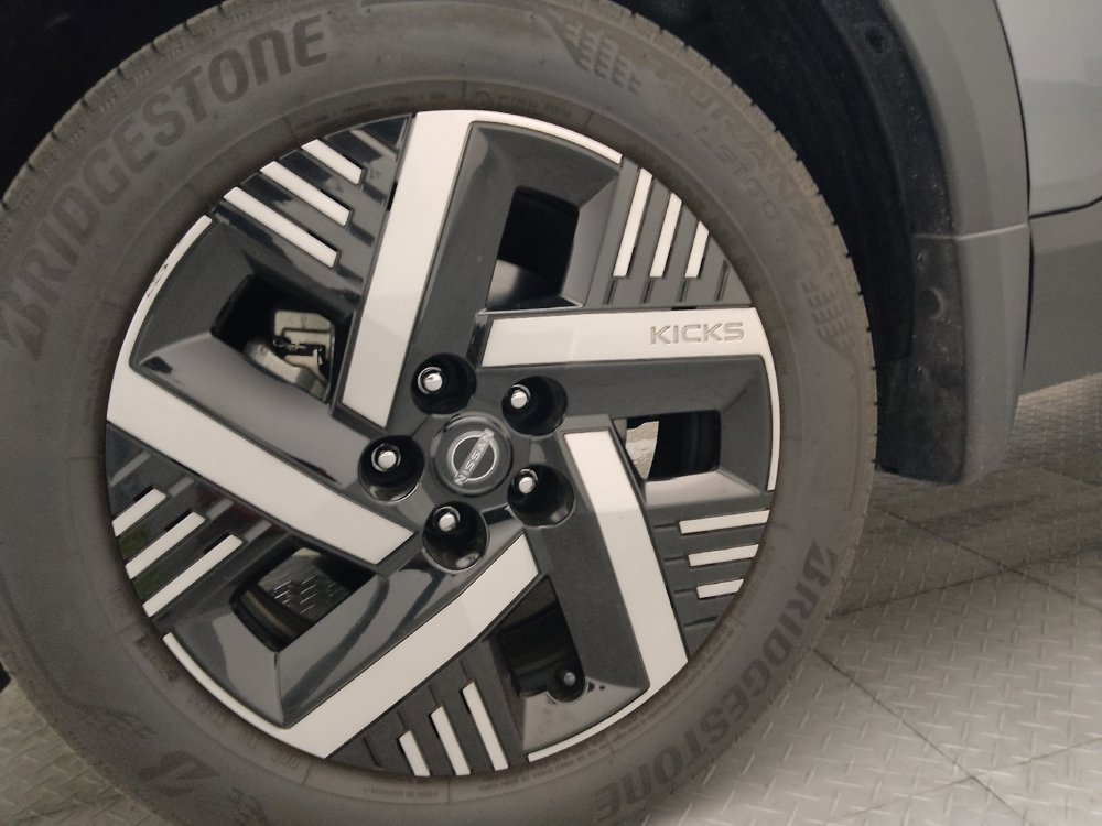 Used 2025 Nissan Kicks SV FWD image 31
