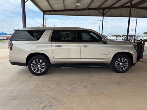 Used 2022 Chevrolet Suburban LT w/ Luxury Package AWD/4WD image 9