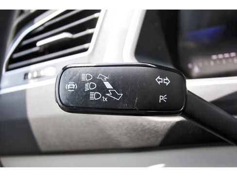 Used 2024 Volkswagen Tiguan SE w/ Panoramic Sunroof Package AWD/4WD image 17