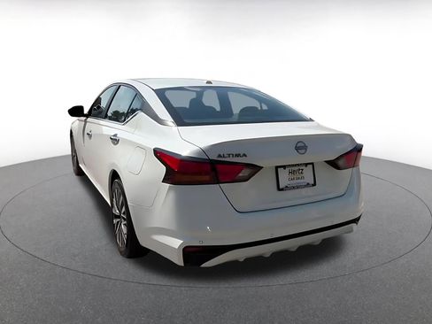 Used 2025 Nissan Altima 2.5 SV FWD image 11