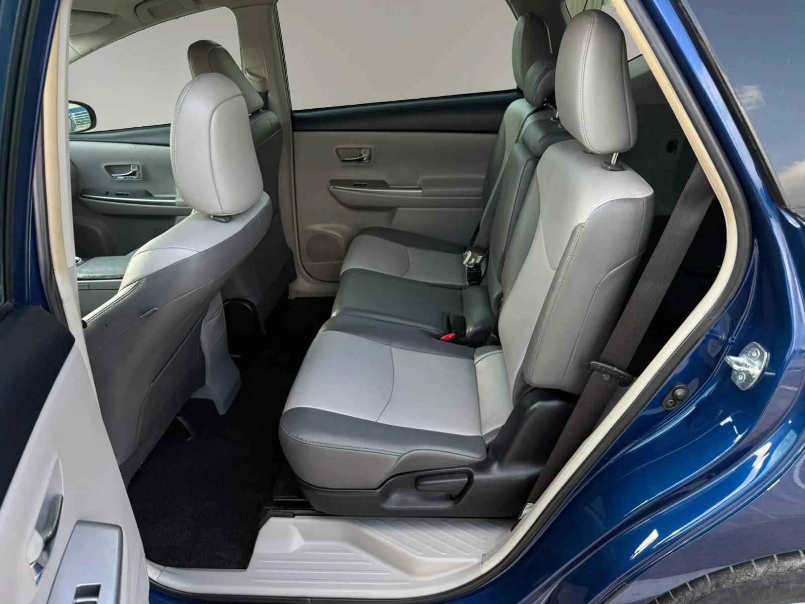 Used 2016 Toyota Prius V Four FWD image 13