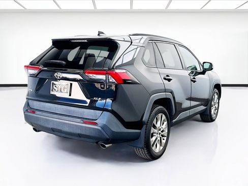 Used 2020 Toyota RAV4 XLE Premium image 4