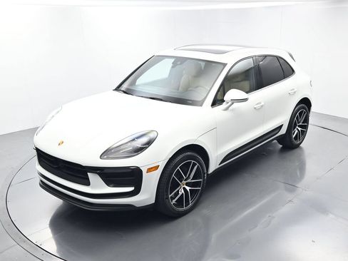 Certified 2025 Porsche Macan AWD/4WD image 33