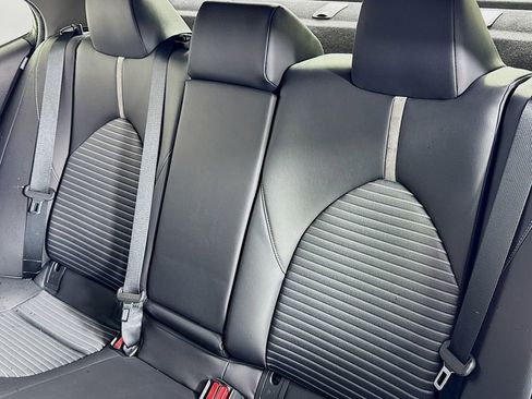 Used 2018 Toyota Camry SE w/ Moonroof Package image 11