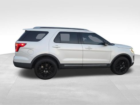 Used 2016 Ford Explorer XLT w/ Equipment Group 202A AWD/4WD image 10