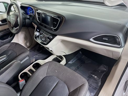 Used 2023 Chrysler Voyager LX image 28