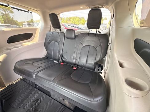 Used 2019 Chrysler Pacifica Touring-L FWD image 26