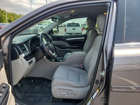 Certified 2018 Toyota Highlander Plus w/ Carpet Mat Package (TMS) AWD/4WD image 17