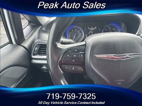 Used 2018 Chrysler Pacifica Touring-L w/ Premium Audio Group FWD image 14