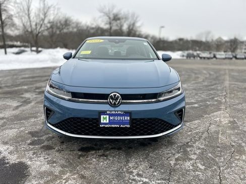 Used 2025 Volkswagen Jetta SE image 2