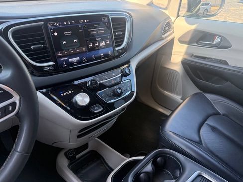 Used 2023 Chrysler Pacifica Touring-L FWD image 32