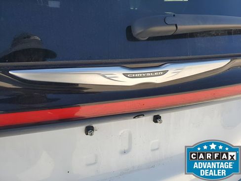 Used 2022 Chrysler Pacifica Touring-L image 42