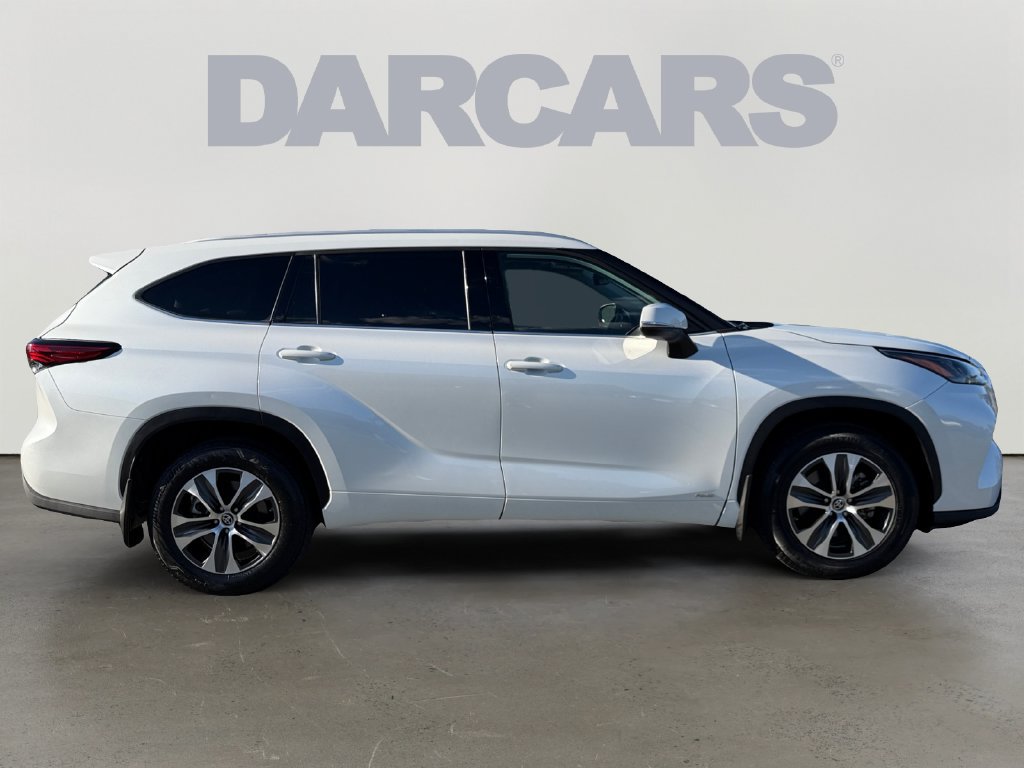 Used 2022 Toyota Highlander XLE AWD/4WD image 6