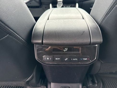 Used 2020 Toyota Highlander XLE AWD/4WD image 19