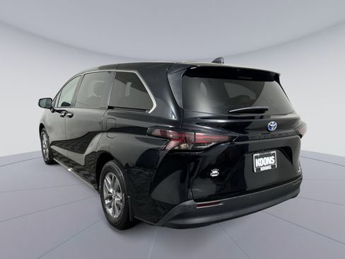 Used 2023 Toyota Sienna XLE image 2