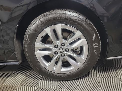 Used 2022 Toyota Sienna XLE image 3