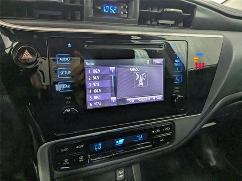 Used 2018 Toyota Corolla LE image 17