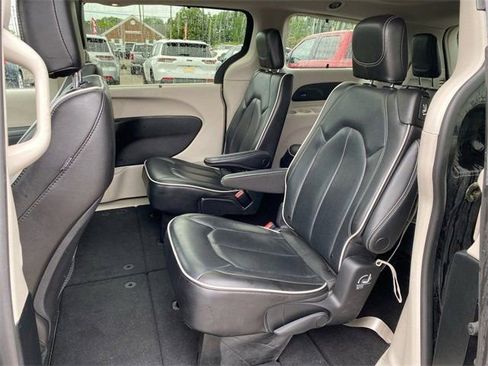 Used 2023 Chrysler Pacifica Limited image 14