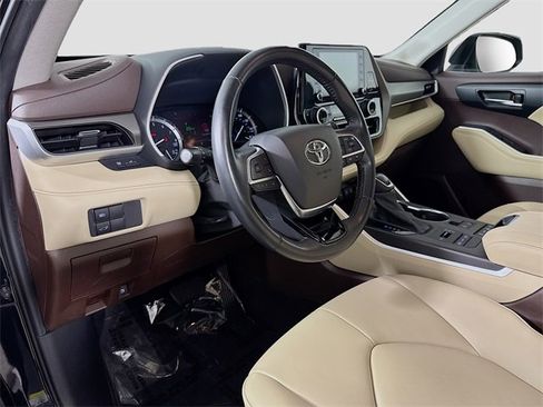Used 2021 Toyota Highlander XLE image 19