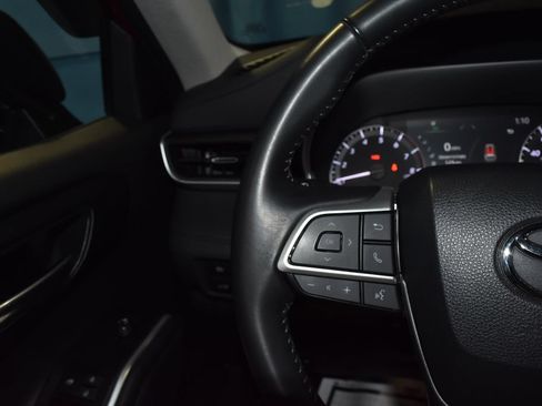 Used 2023 Toyota Highlander XLE AWD/4WD image 7