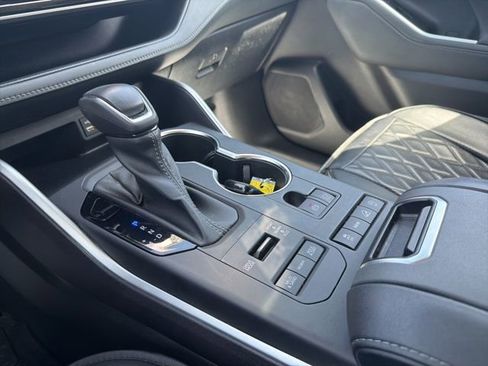 Used 2022 Toyota Highlander LE image 25