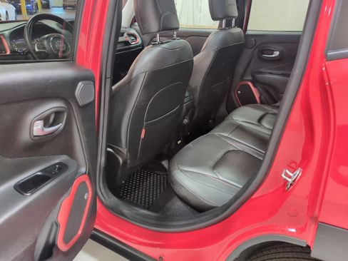 Used 2018 Jeep Renegade Trailhawk AWD/4WD image 13