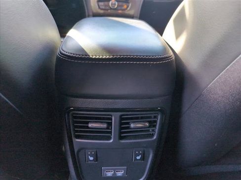 Used 2023 Chrysler 300 C image 17