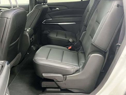 Used 2025 Chevrolet Traverse LT AWD/4WD image 17