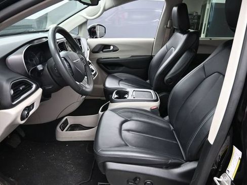 Used 2024 Chrysler Pacifica Touring-L FWD image 18