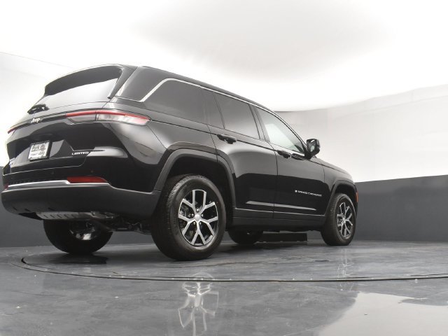 Used 2025 Jeep Grand Cherokee Limited w/ Trailer Tow Package AWD/4WD image 23
