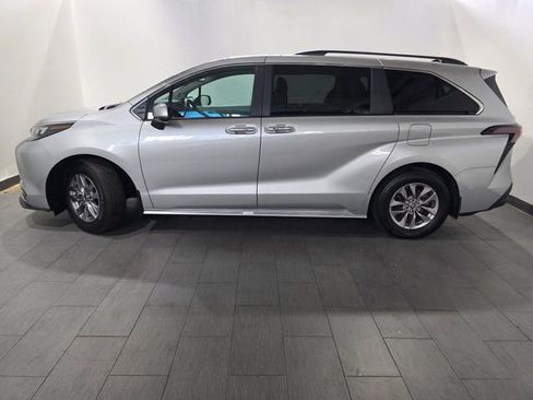 Used 2025 Toyota Sienna XLE w/ XLE Plus Package AWD/4WD image 2