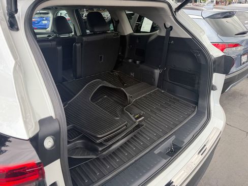 Used 2023 Toyota Highlander XLE AWD/4WD image 28