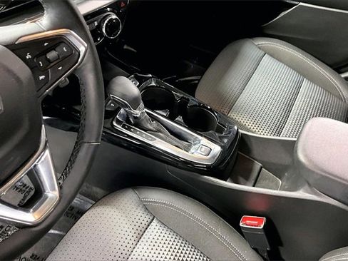 Used 2025 Chevrolet Trax LT w/ LT Convenience Package image 17