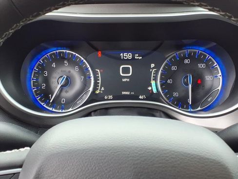 Used 2024 Chrysler Pacifica Touring-L image 17