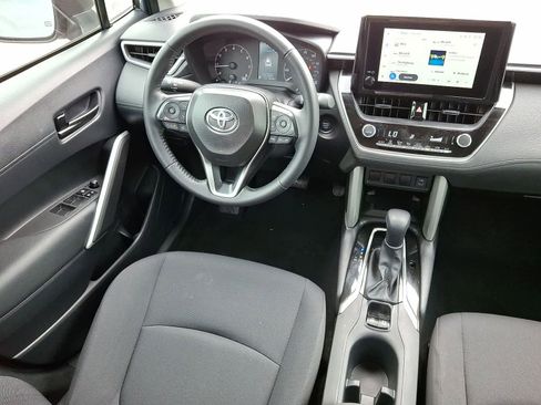 Used 2025 Toyota Corolla Cross LE image 10