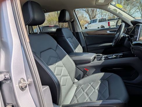 Used 2025 Volkswagen Atlas SE image 17