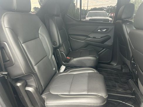 Used 2022 Chevrolet Traverse LT w/ LT Premium Package FWD image 11