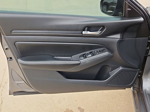 Used 2025 Nissan Altima 2.5 SV FWD image 11