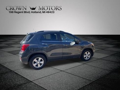 Used 2019 Chevrolet Trax LT w/ LT Convenience Package FWD image 2