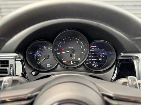 Certified 2025 Porsche Macan AWD/4WD image 21