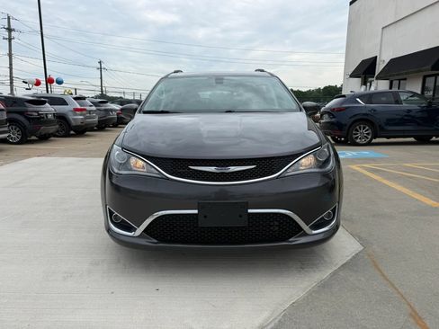 Used 2017 Chrysler Pacifica Touring-L Plus FWD image 4