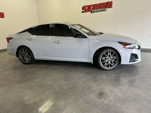 Used 2023 Nissan Altima 2.0 SR FWD image 2