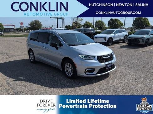 Used 2024 Chrysler Pacifica Touring-L FWD image 1