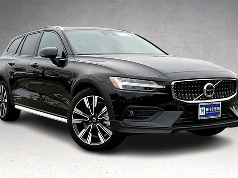 New 2026 Volvo V60 B5 Cross Country Ultra w/ Protection Package Premier image 2